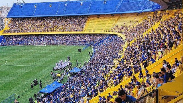 Los hinchas de Boca en la cancha para celebrar.