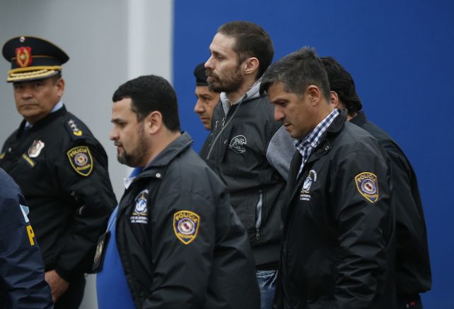 Antes de partir. Pérez Corradi fue escoltado por policías paraguayos hasta el avión que lo trajo a la Argentina.