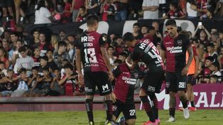 Sforza, Montenegro y Recalde saludan a Pérez Tica por su aporte en el gol.