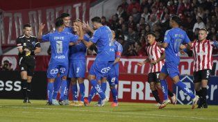 Los jugadores de la U. de Chile festejan el triunfo ante Estudiantes.