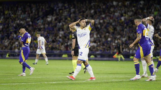 El lamento de Lautaro Giaccone tras el zurdazo en la medialuna que se fue besando el palo derecho del arquero de Boca. Pudo ser el empate de Central.