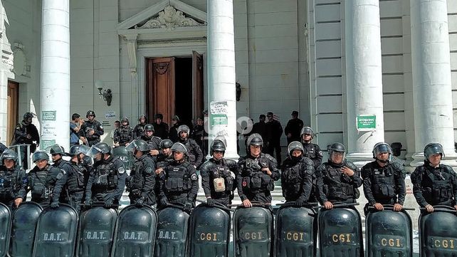 Legislatura: crónica de una sesión que estuvo cruzada por manifestantes que intentaron ingresar a piedrazos y palazos