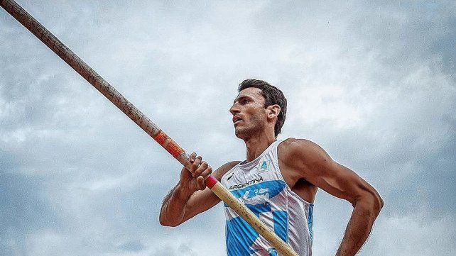 Germán Chiaraviglio consiguió una marca de 5.35 en la gualy de salto con garrocha.