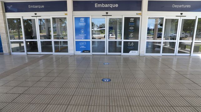 Perotti firmó el decreto para que cumplan aislamiento a quienes entran por el aeropuerto u otra vía