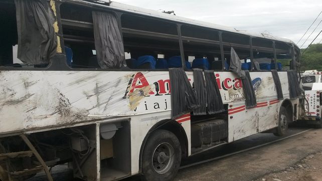 Veintiún estudiantes sufrieron heridas al volcar el micro que los trasladaba en Carlos Paz