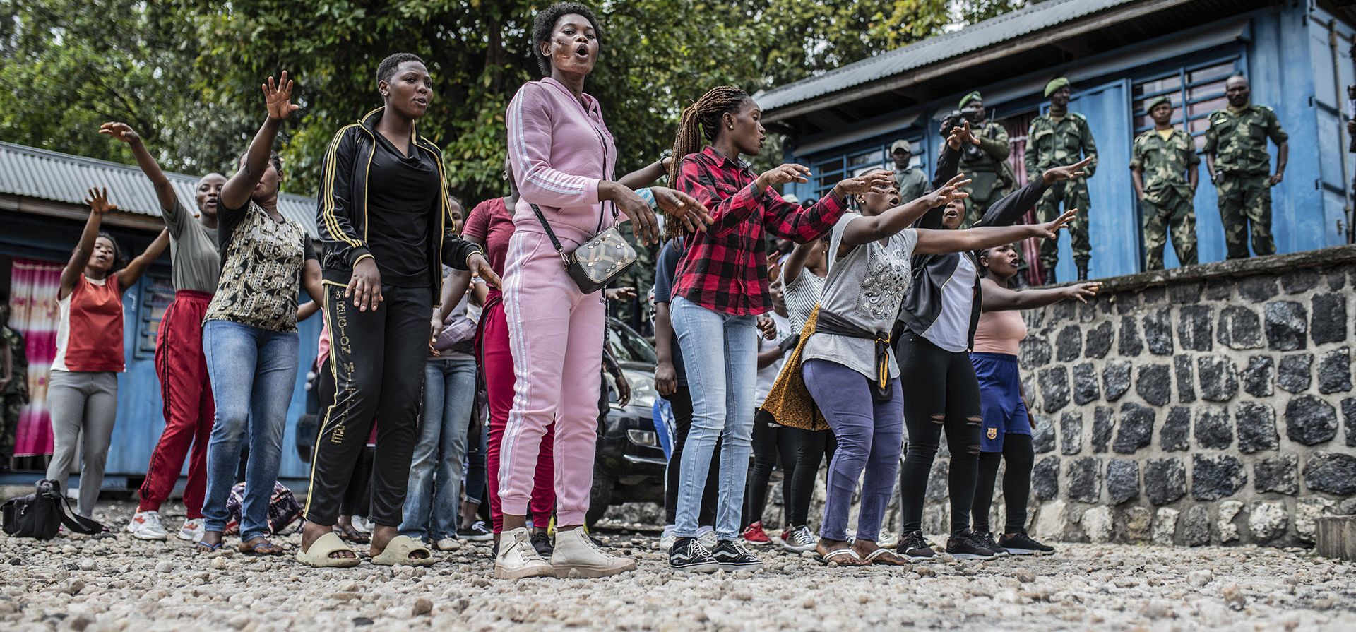 Mujeres jóvenes de la República Democrática del Congo dan los primeros pasos de entrenamiento militar básico en Goma, este del Congo, el lunes 7 de noviembre de 2022. Mientras los rebeldes del M23 siguen ganando terreno, más de tres mil jóvenes voluntarios acaban de alistarse para luchar contra el rebeldes e intentar detener su avance.