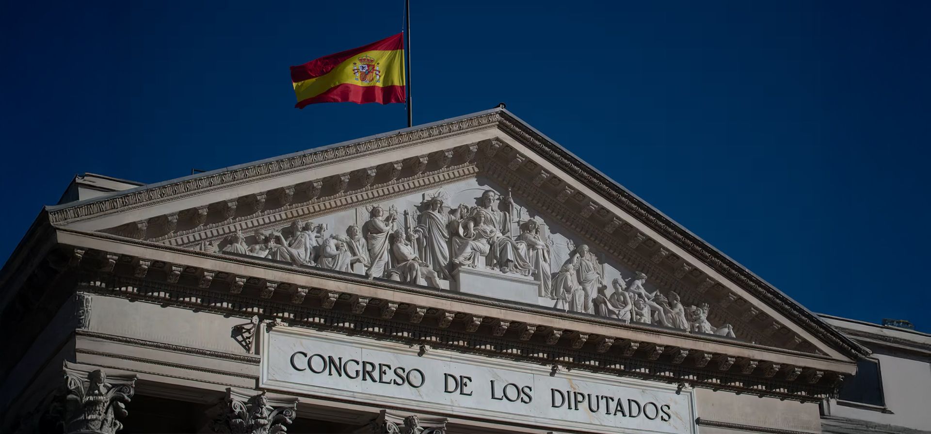 Bandera a media asta, durante el minuto de silencio convocado en el Congreso de los Diputados en honor a las víctimas del accidente ferroviario en Adamuz, este lunes. Bandera a media asta, durante el minuto de silencio convocado en el Congreso de los Diputados en honor a las víctimas del accidente ferroviario en Adamuz, este lunes.