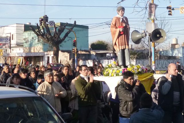 Homenaje de los alumnos y vecinos a Ceferino Namuncurá en Bº Yapeyú