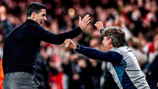 Mikel Arteta y Gabriel Heinze festejan la victoria del Arsenal.