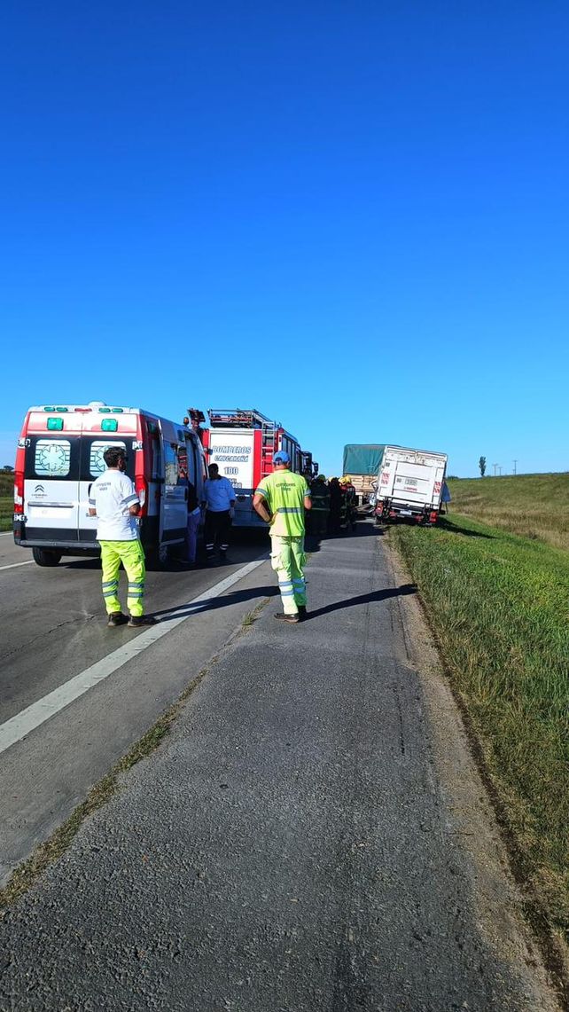Choque fatal a la altura de Carcara&ntilde;&aacute;. Personal de salud y Bomberos Voluntarios trabajan en el lugar