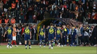 Los juveniles de Fenerbahçe que se presentaron al partido se retiran del campo de juego a los pocos segundos del partido.