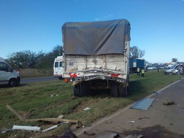 Autopista Santa Fe - Rosario: choque en cadena de dos autos y dos camiones