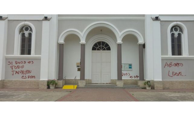 Indignación en la feligresía por pintadas en una iglesia