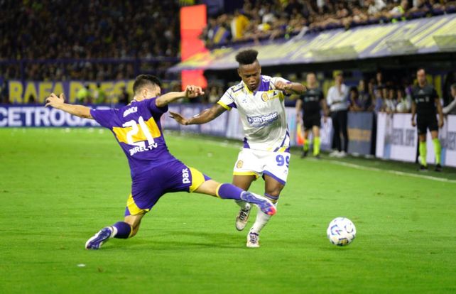 Jaminton Campaz intenta el desborde ante la marca del jugador de Boca, en febrero de este año.