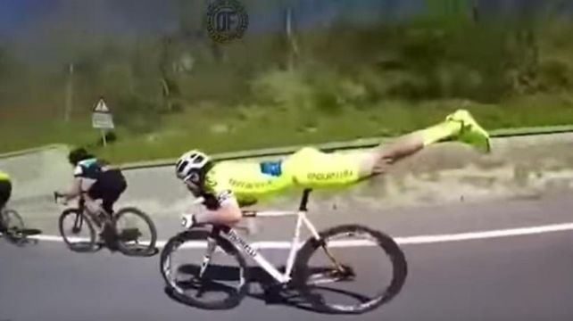 Se hizo el Superman para adelantar a sus adversarios y ganar la carrera