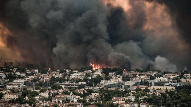 Grecia sufre unos 40 incendios y el fuego está a las puertas de Atenas