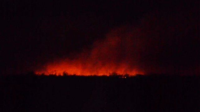 Las imágenes de la noche de este jueves muestran grandes focos en las islas entrerrianas.