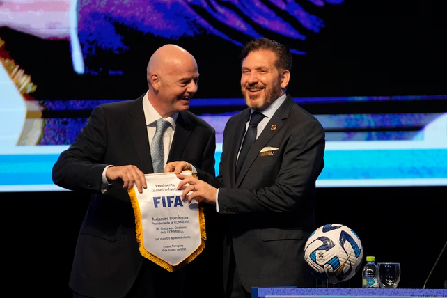 El presidente de FIFA, Gianni Infantino, junto al mandamás de la Conmebol, Alejandro Domínguez (AP)