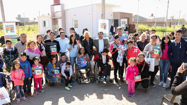 Acto. Entrega de lotes en la nueva urbanización de Barrio Esmeralda