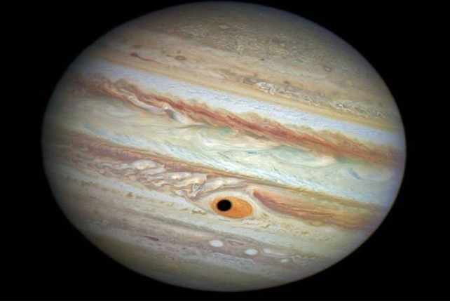 Misterioso ojo gigante aparece sobre la superficie de Júpiter