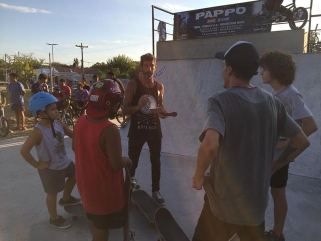 Rodo Pusula con los skaters en el flamante skatepark de Diamante.&nbsp;