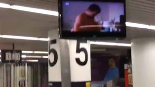 Un aeropuerto sorprendió a sus pasajeros al proyectar por error una película porno