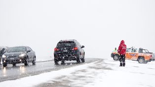 Los accesos a Bariloche y San Martín de los Andes permanecen cerrados por la nieve