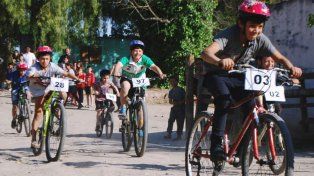 Organizan bicicleteada y carreras de embolsados en el barrio Empleados de Comercio