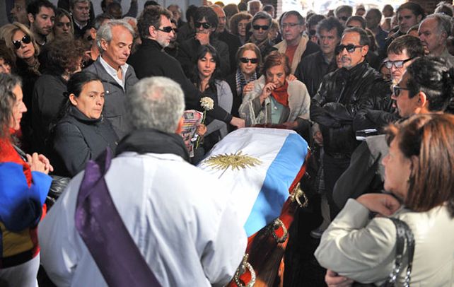 Dolor. Figuras del arte y la política acompañaron los restos del actor al panteón de actores en el cementerio porteño.