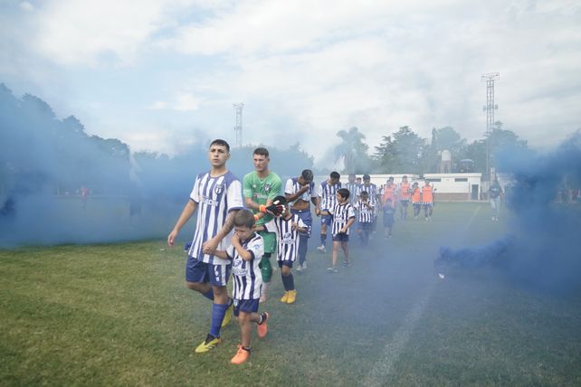 Espectacular salida de Sportivo de Alvarez.