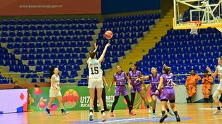 Milagros Morell prueba ante la defensa vinotinto. Las goleadoras argentinas fueron Sol Depetris (16 puntos), Stephanie Smidt Falter (15) y Fiamma Solis (10).