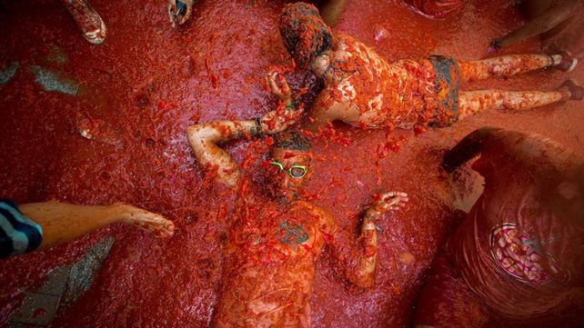Tomatina, la batalla roja celebra su fiesta anual con un mensaje contra la homofobia