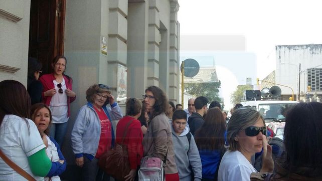 Marchan los padres de alumnos de la escuela Rivadavia en reclamo de obras