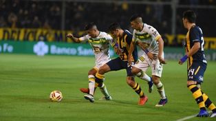 No pudo. Zampedri lucha entre dos rivales. Ni el delantero ni sus compañeros pudieron con los marplatenses.