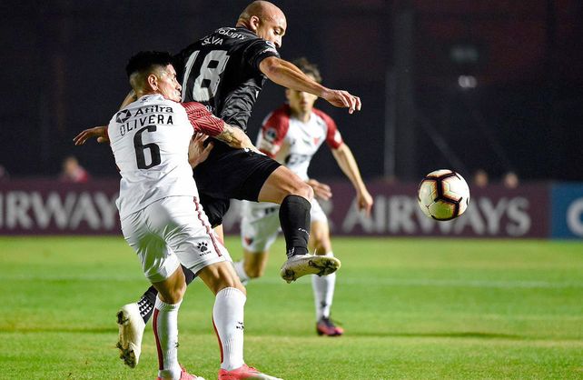 Colón fue un calco del semestre pasado y perdió con Argentinos por la Sudamericana