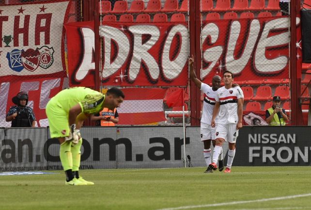 Leal y Gabrielli festejan el tanto del empate rojinegro en Avellaneda.