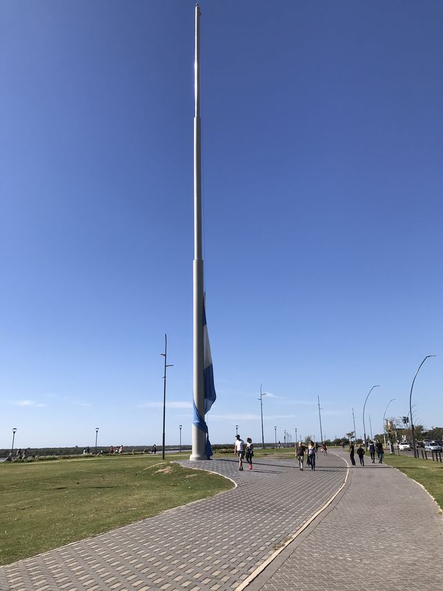 Tiraron abajo la bandera más alta de Rosario y no pudieron izarla porque el municipio no tiene el control remoto