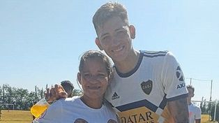 Luis Vázquez junto a su madre en un encuentro de las divisiones inferiores de Boca Juniors.