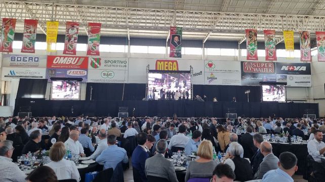El almuerzo aniversario por los 25 años de Fisfe contó con la participación de casi mil industriales de la provincia.&nbsp;