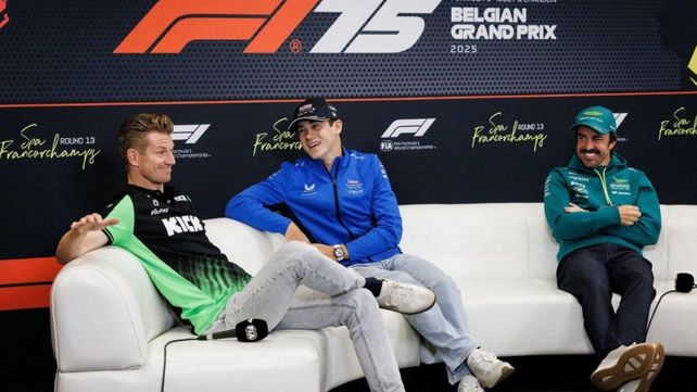 Nico Hulkenberg junto a Franco Colapinto y Fernando Alonso en una rueda de prensa en Bélgica.