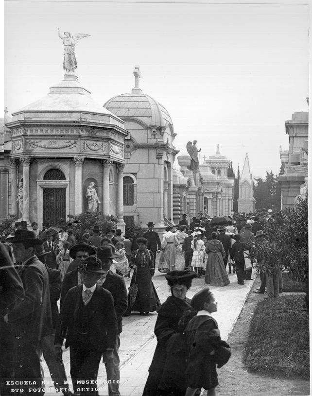 Una multitud recorriendo los caminos internos del cementerio. Colección Hermanos Pusso. Escuela Superior de Museología.