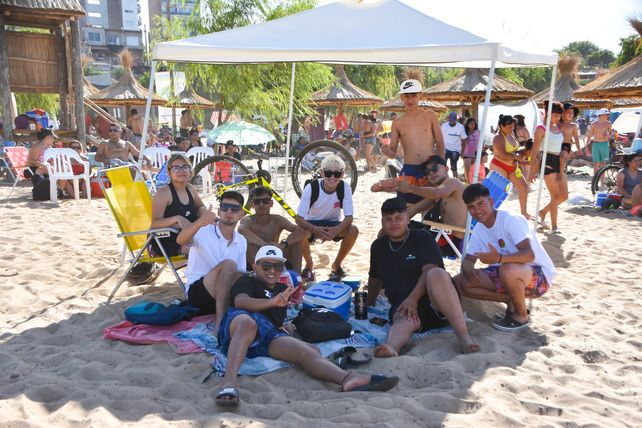 Villa Constitución: elegida por sus espacios verdes y playa pública para disfrutar del río este verano