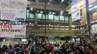 Escándalo en la UBA: un decano está atrincherado en su despacho
