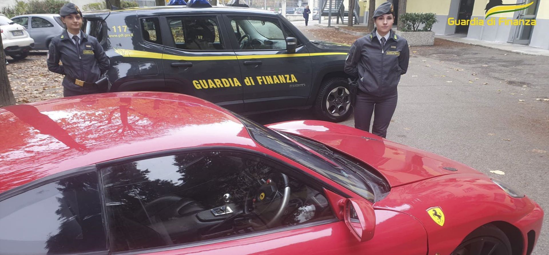 Un joven italiano ha sido detenido por la policía de Asti (noroeste de Italia) acusado de falsificar este Ferrai F430, que construyó artesanalmente a partir de un coche de la marca Toyota al que había modificado la carrocería y la apariencia exterior. EFE/ Guardia de Finanzas italiana