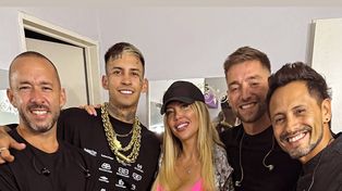 Wanda Nara y el rapero visitaron a los cantantes en camarines.