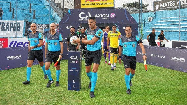 Pararon al árbitro del escándalo en Riestra-Comunicaciones