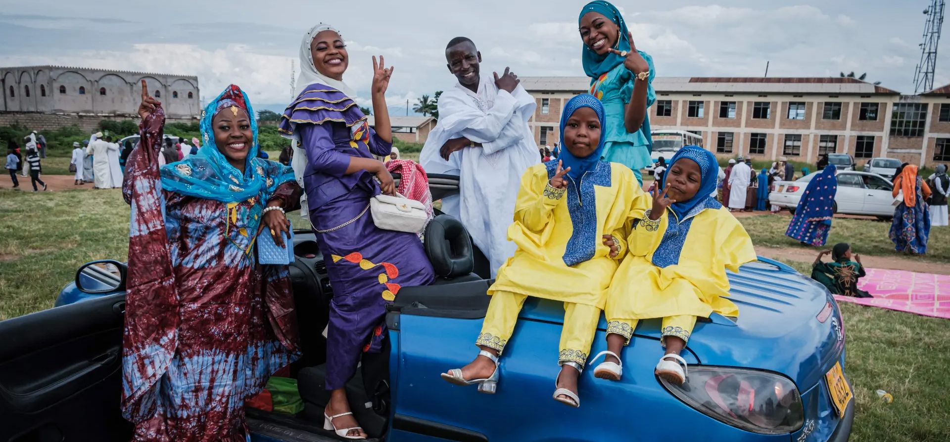 Fieles musulmanes posan después de la oración en el primer día de Eid al-Fitr, que marca el final del mes sagrado de ayuno del Ramadán, Bujumbura, Burundi. Fotografía: Tchandrou Nitanga/AFP/Getty Images