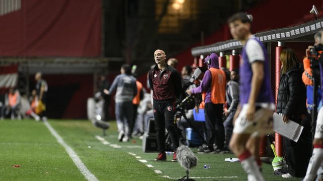 Las últimas imágenes de Sebastián Méndez como DT de Newell's. La goleada ante Argentinos le puso punto final al Gallego.