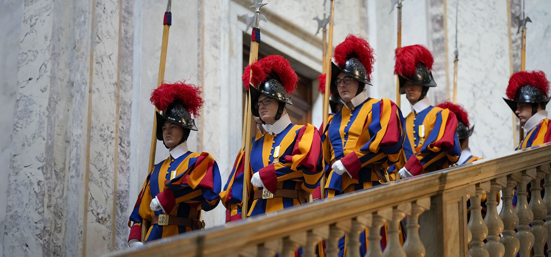 Guardias suizos del Vaticano marchan por las escaleras del Palacio Apostólico del Papa en el Vaticano, el viernes 25 de octubre de 2024. (Foto AP/Andrew Medichini) Guardias suizos del Vaticano marchan por las escaleras del Palacio Apostólico del Papa en el Vaticano, el viernes 25 de octubre de 2024. (Foto AP/Andrew Medichini)