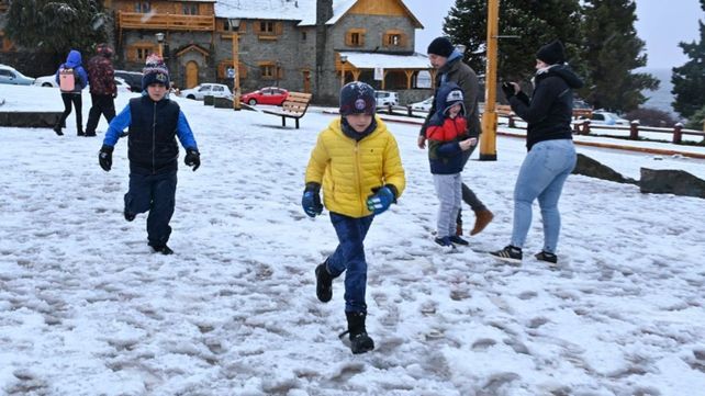 Los turistas salieron a jugar con la nieve en el Centro Cívico de Bariloche